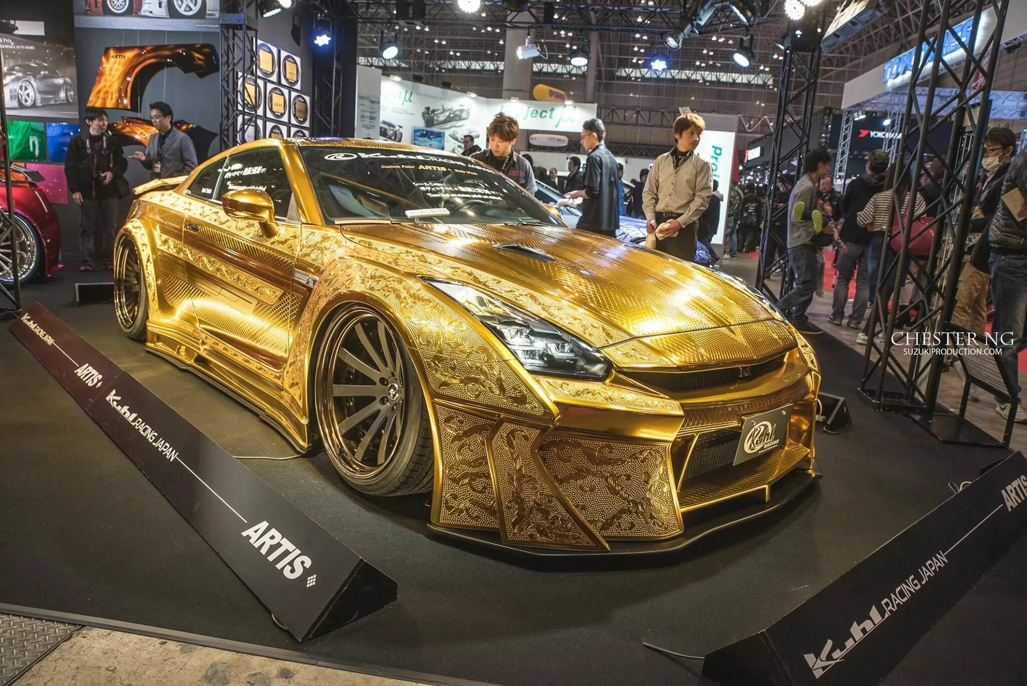 Gold car. Золотой Nissan GTR Kuhl Racing. Золотой Ниссан 350z. Nissan GTR 35 Gold. Ниссан ГТР 35 золотой.