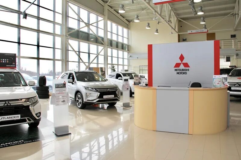 Автосалон mitsubishi. Мицубиси в автосалоне. Автосалон Митсубиши. Mitsubishi дилер.