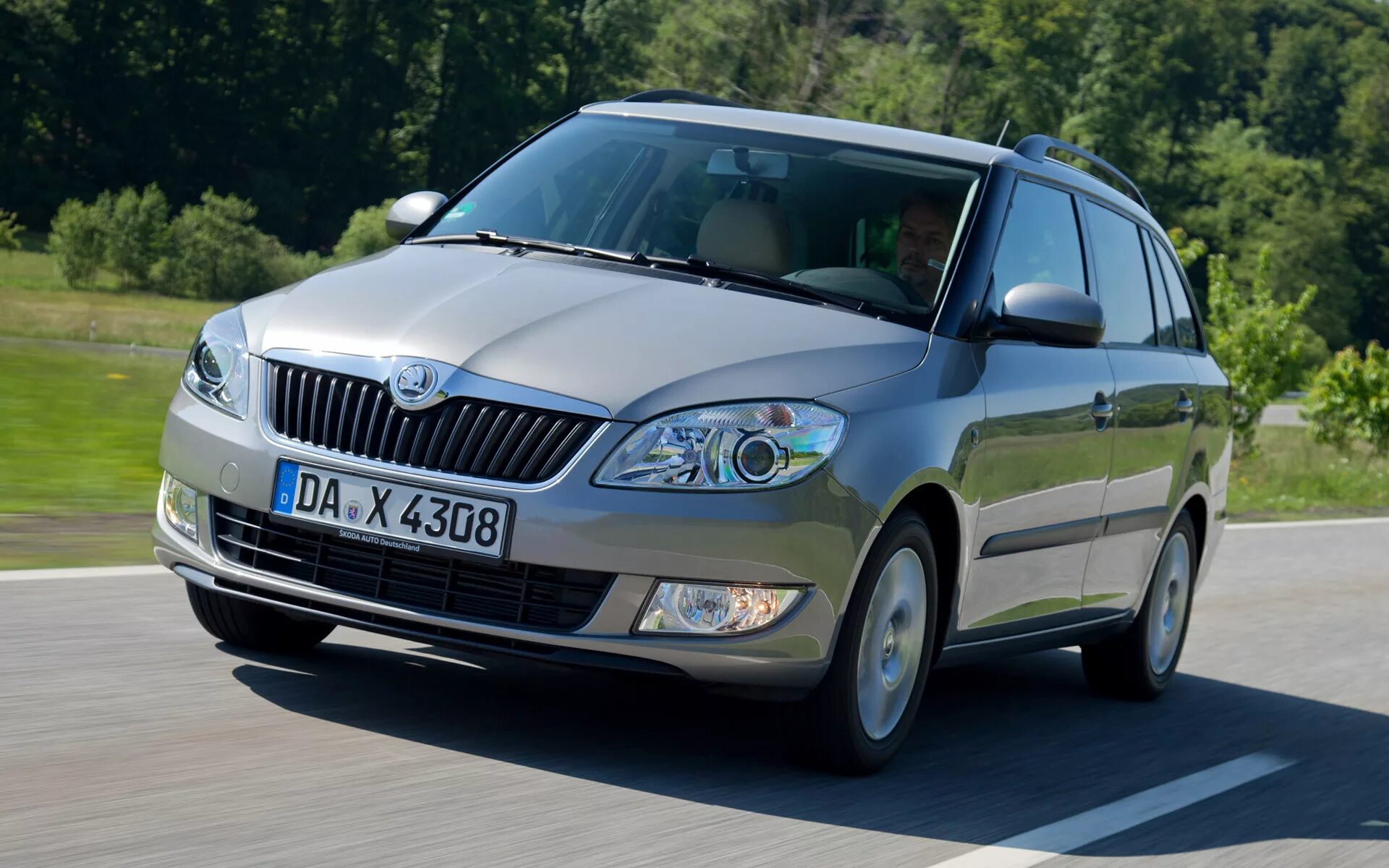 Марка шкода страна. Skoda Fabia Combi 2010. Шкода 5e3. Шкода Рапид 2010.