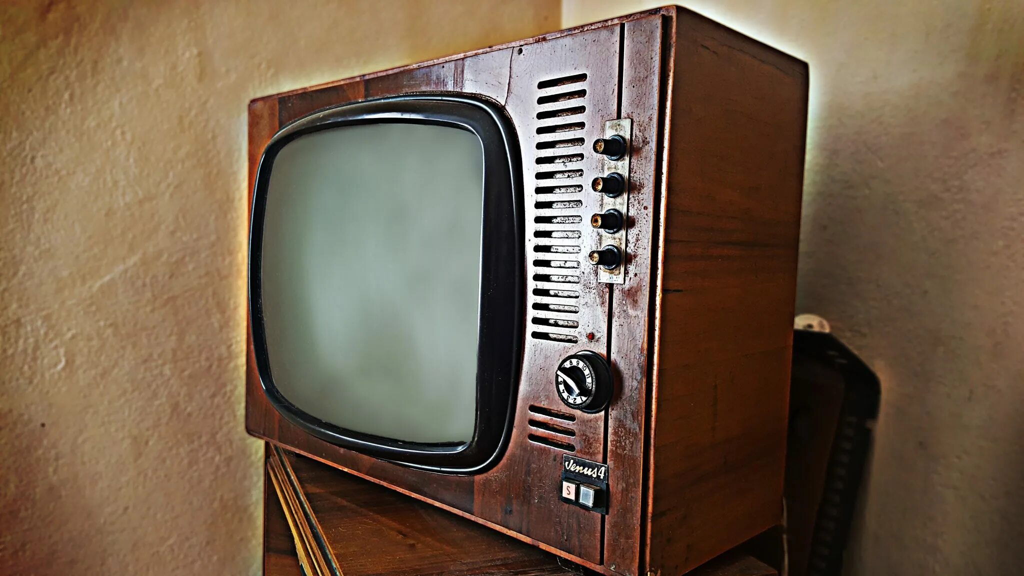 старинный телевизор. телевизор авангард 1954 года.