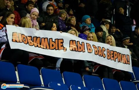 В кругу сидели 12 болельщиков команд шайба