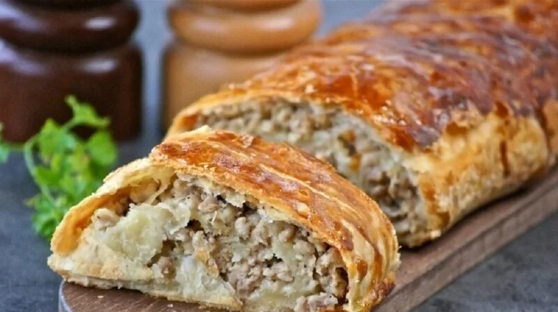 Мясной пирог в духовке из слоеного теста. Мясной рулет из слоеного теста. рулет с мясом из слоеного теста. рулет из слоёного теста с фаршем. мясной рулет в слоеном тесте.
