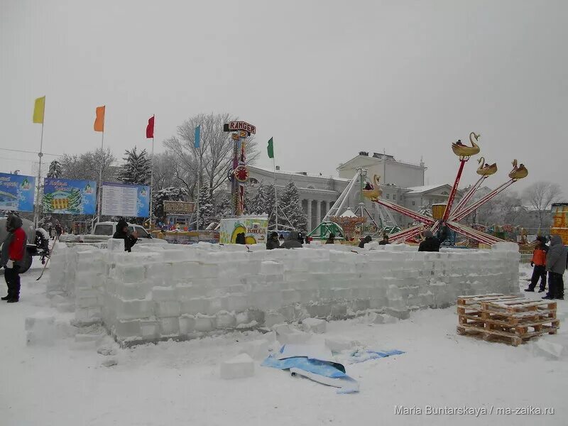 Ледяной Лабиринт. Ледяной Лабиринт Ярославль Юбилейный парк. Лабиринт на площади торжеств Новокузнецк. Ледяной Лабиринт в Саратове в каком году.