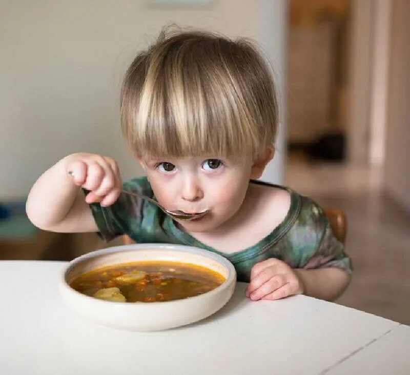Ребенок ест суп. Мальчик ест. Малыш кушает суп. Мальчик кушает суп.