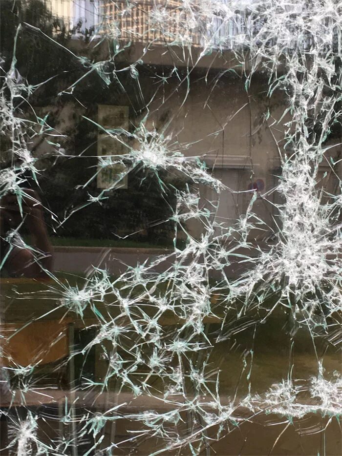 Разбитое стекло. Разбитое стекло витрины. Картина разбитого стекла. Треснувшее стекло.