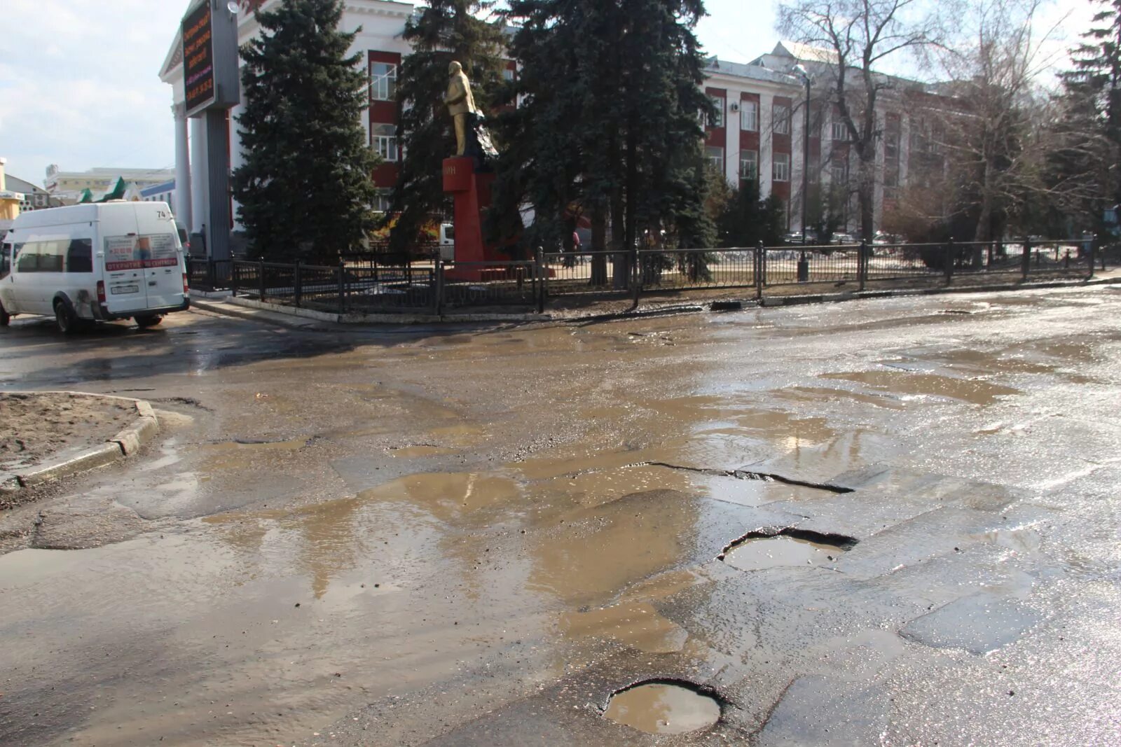 Нов саратова сегодня. Разбитые дороги Саратова. Саратов плохие дороги. Город Саратов дороги. Убитые дороги Саратовская область.