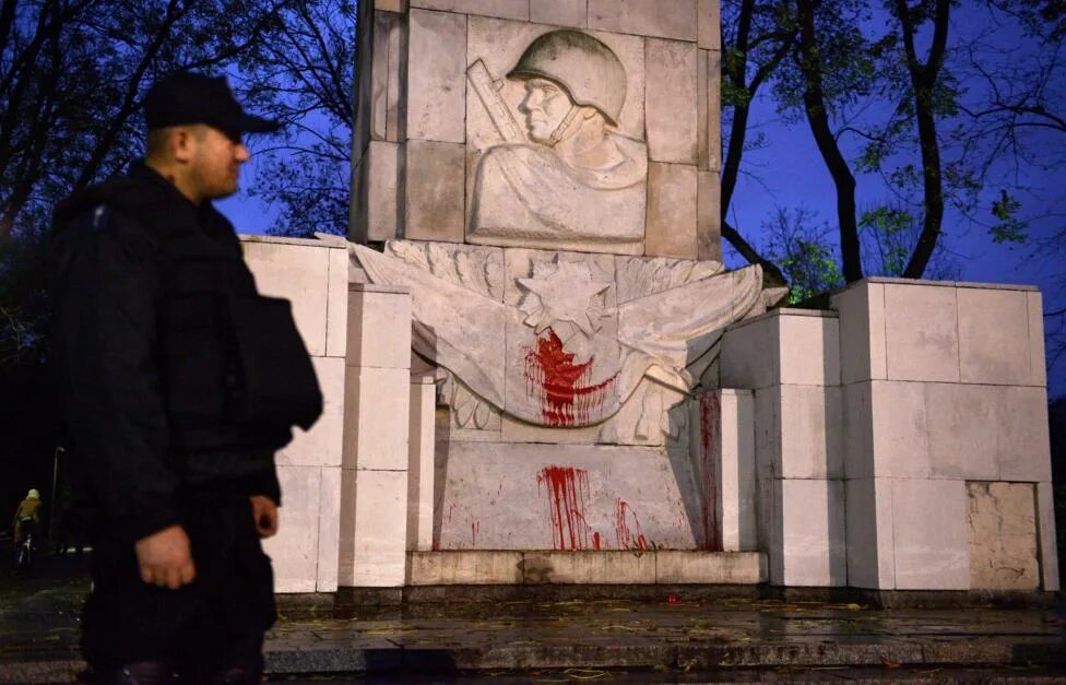 Осквернение памятников волгоград. Осквернение памятников советским воинам польша.