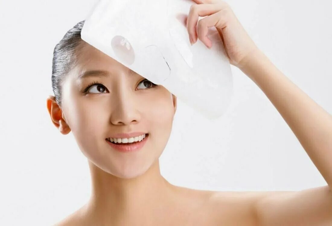 азиатские маски для лица. гидрогелевые корейские маски. азиатские маски для лица. корейские маски для лица. девушка с кремом.