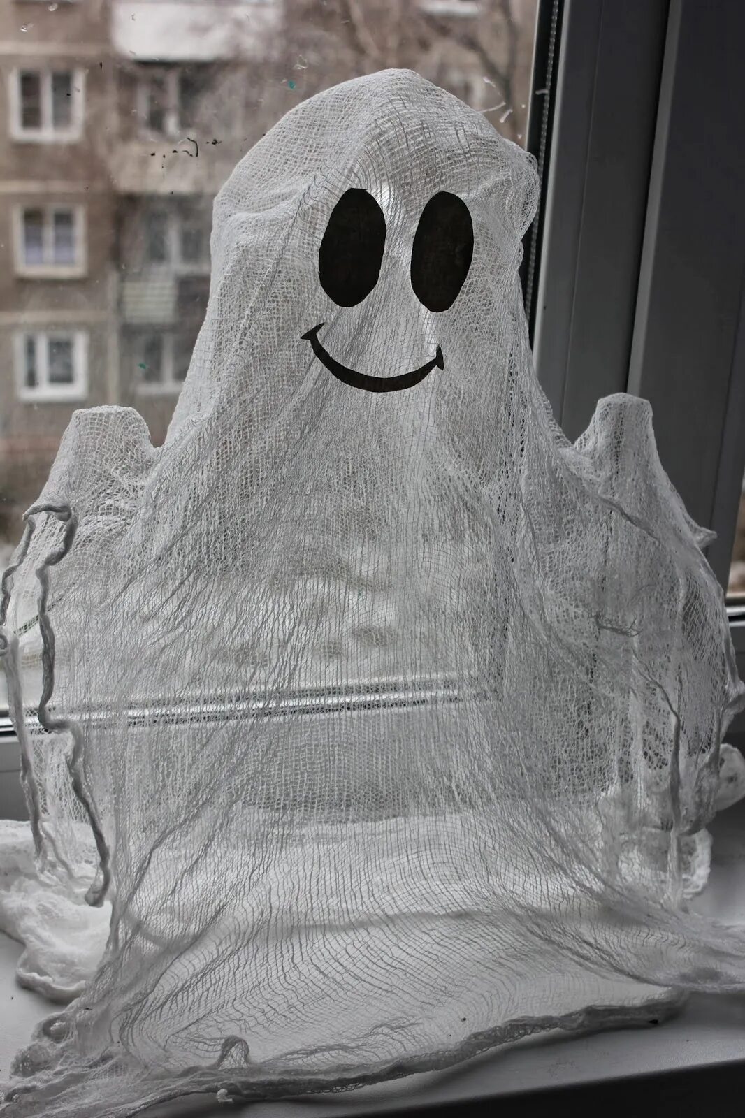 Привидение из марли. Привидение поделка на хэллоуин. Призрак из марли. Поделка привидение. Приведения из накрахмаленной марли.