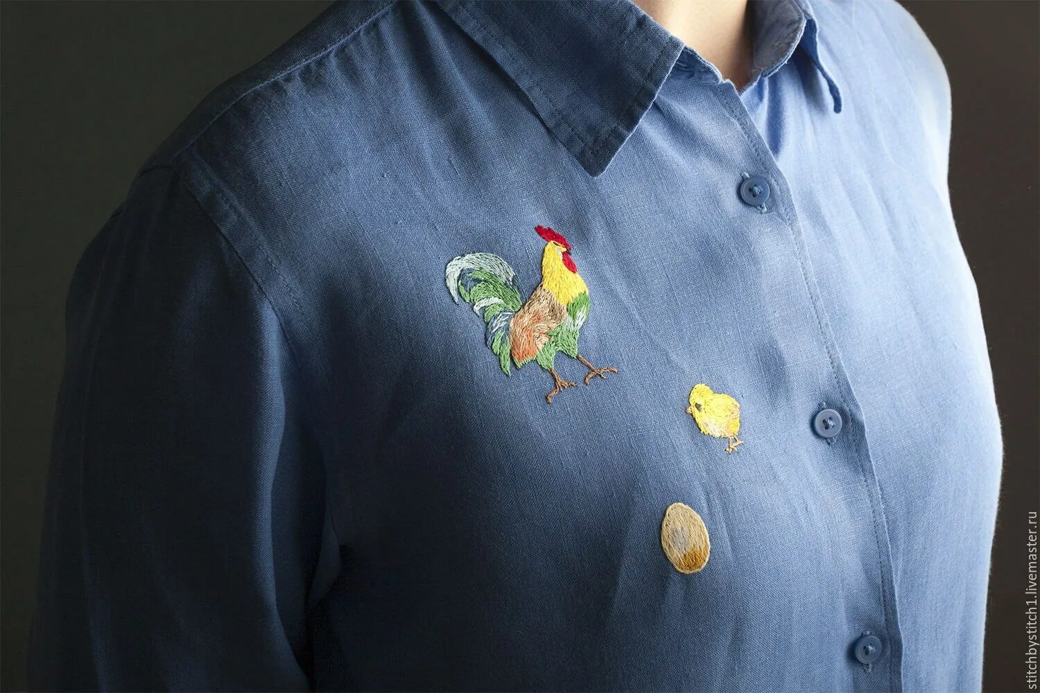 Вышивка на одежде. Гладь рубашку. Погладить рубашку. Неглаженная рубашка. Рубашка на вешалке.