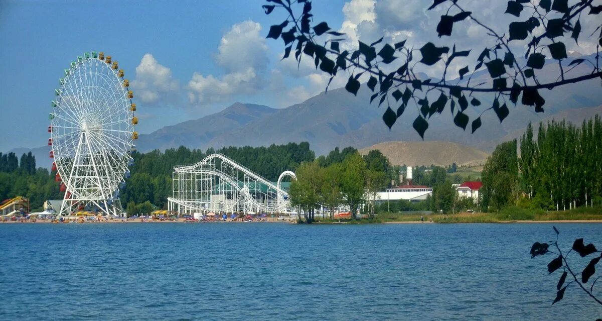 Золотые пески бостери. Озеро иссык-куль чолпон ата. чолпон ата золотые пески. чолпон ата бостери. чолпон ата парк.