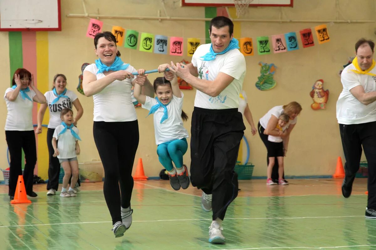 Спортивные соревнования для детей с родителями. Спортивные соревнования для детей в школе. Спортивный праздник для детей. Спортивный праздник в школе.