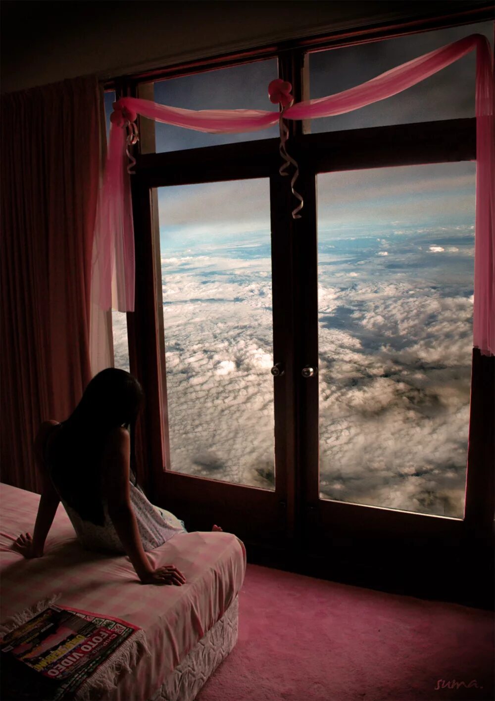 фон кровать у окна. кровать смотрит на окно. девушка у окна с красивым видом. уютная квартира с панорамными окнами. кровать смотрит на окно.