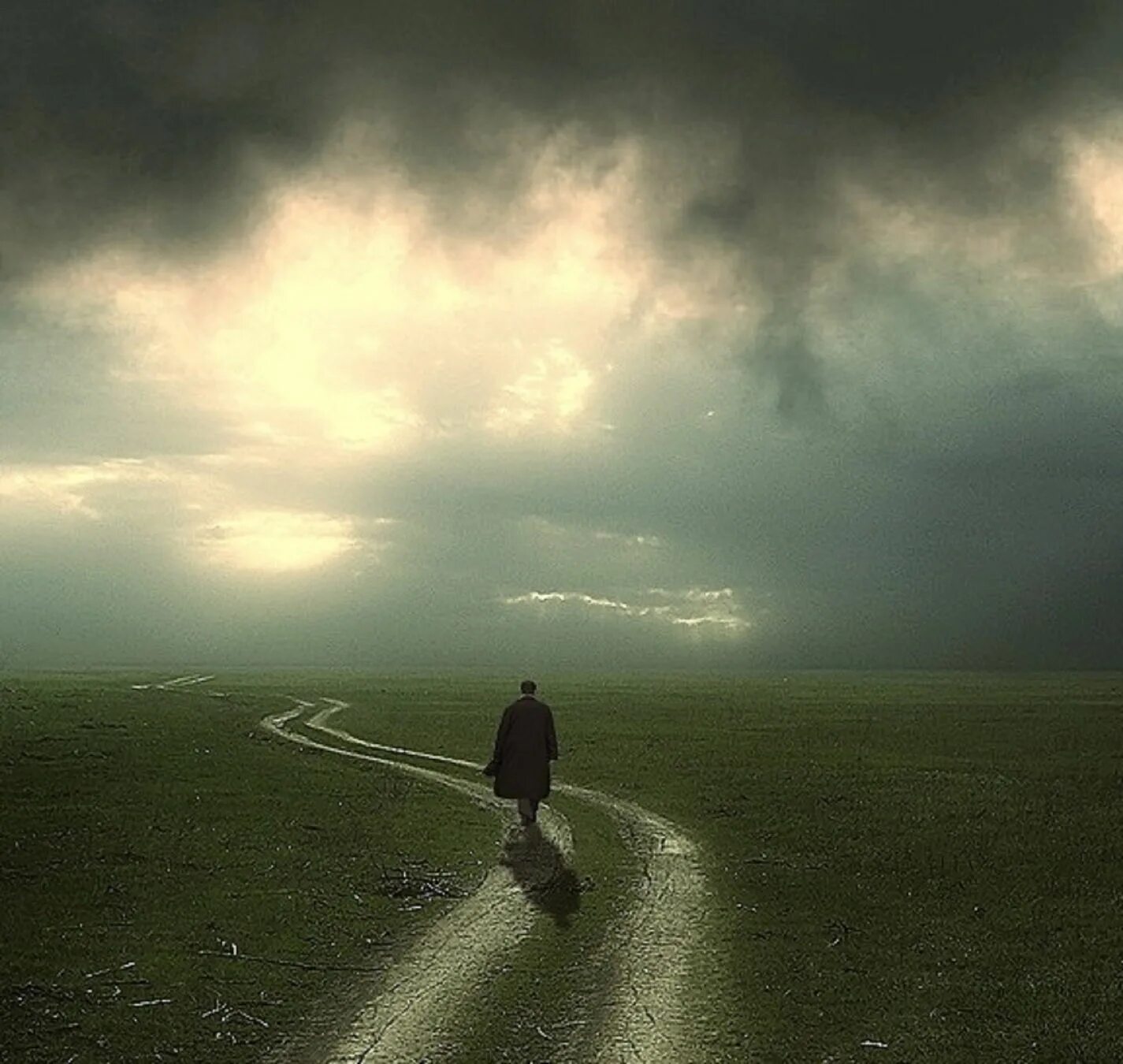 Идти в даль. Уходит в даль. уходящий человек. уходящий в даль. странник идет по дороге.
