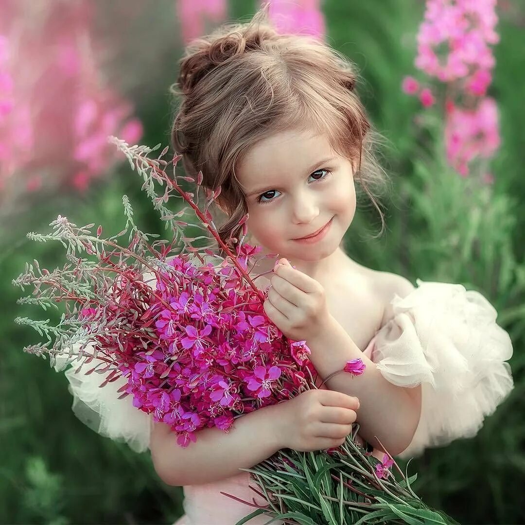 Дети цветов 1. Дети с цветами. Фотосессия дети с цветами. Очаровательный ребенок. Красивые цветы для детей.