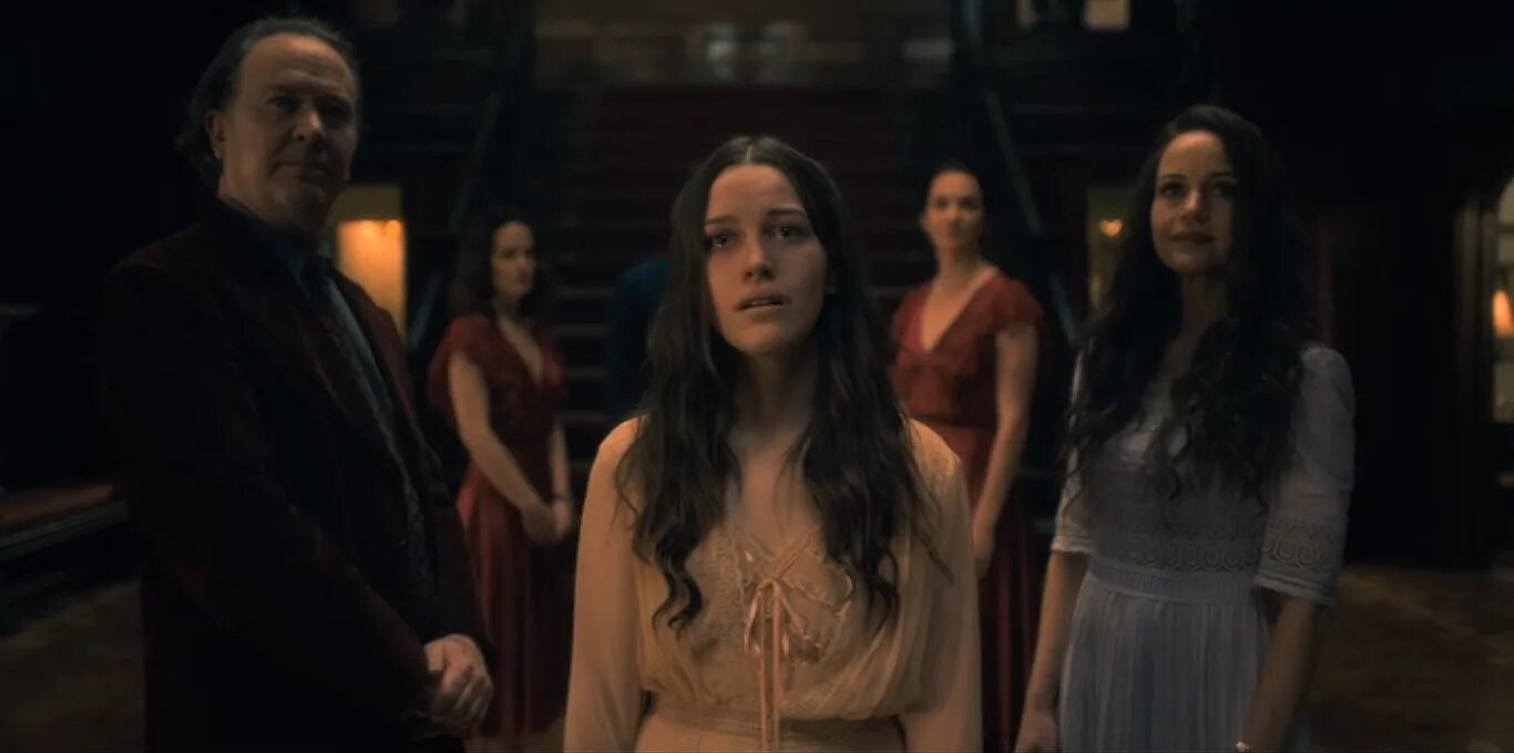 призрак дома на холме сериал 2018. призраки дома на холме нелл призрак. виктория педретти призраки усадьбы блай. сериал нетфликс призраки усадьбы блай. призрак дома на холме 2018.