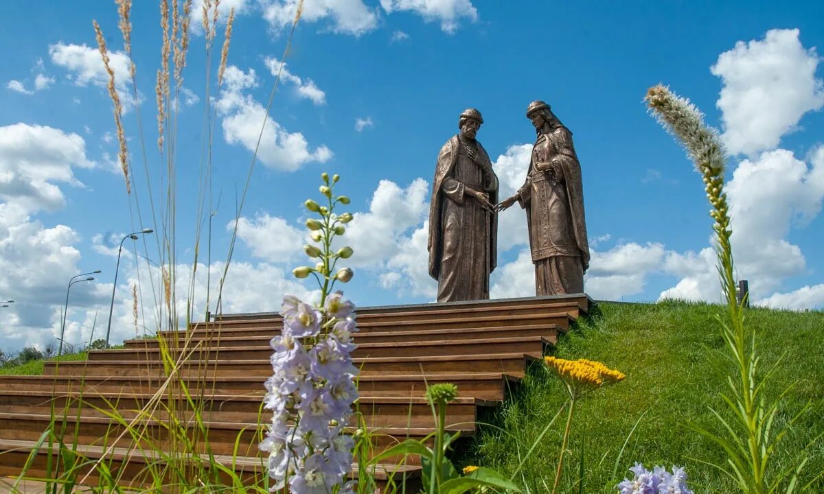 Памятник Петру и Февронии в Воронеже. Памятник Петру и Февронии в Муроме. Памятник Мытищи Петру и Февро.