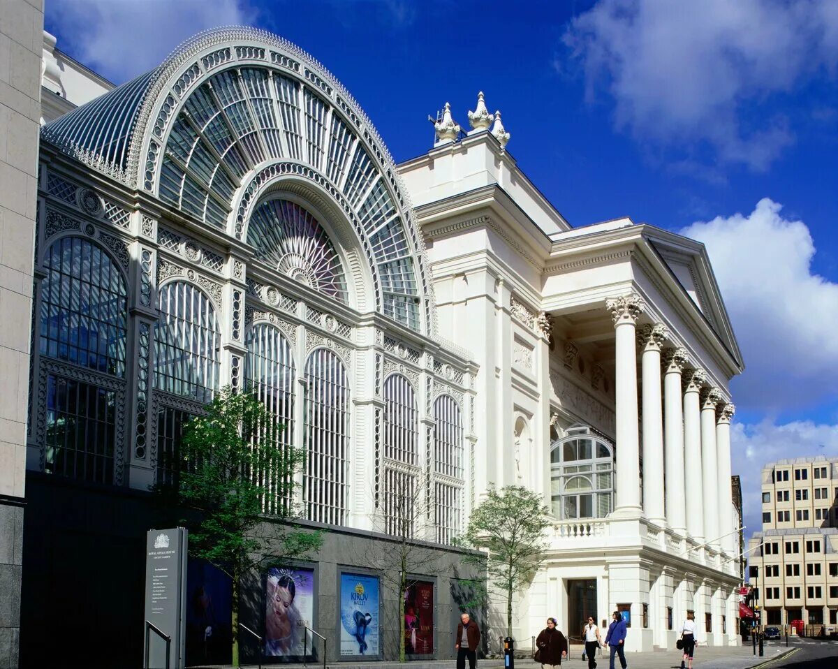 Famous london theatre. Театр колизеум в лондоне. Famous london theatre. Роял опера хаус лондон. Ковент гарден театр.