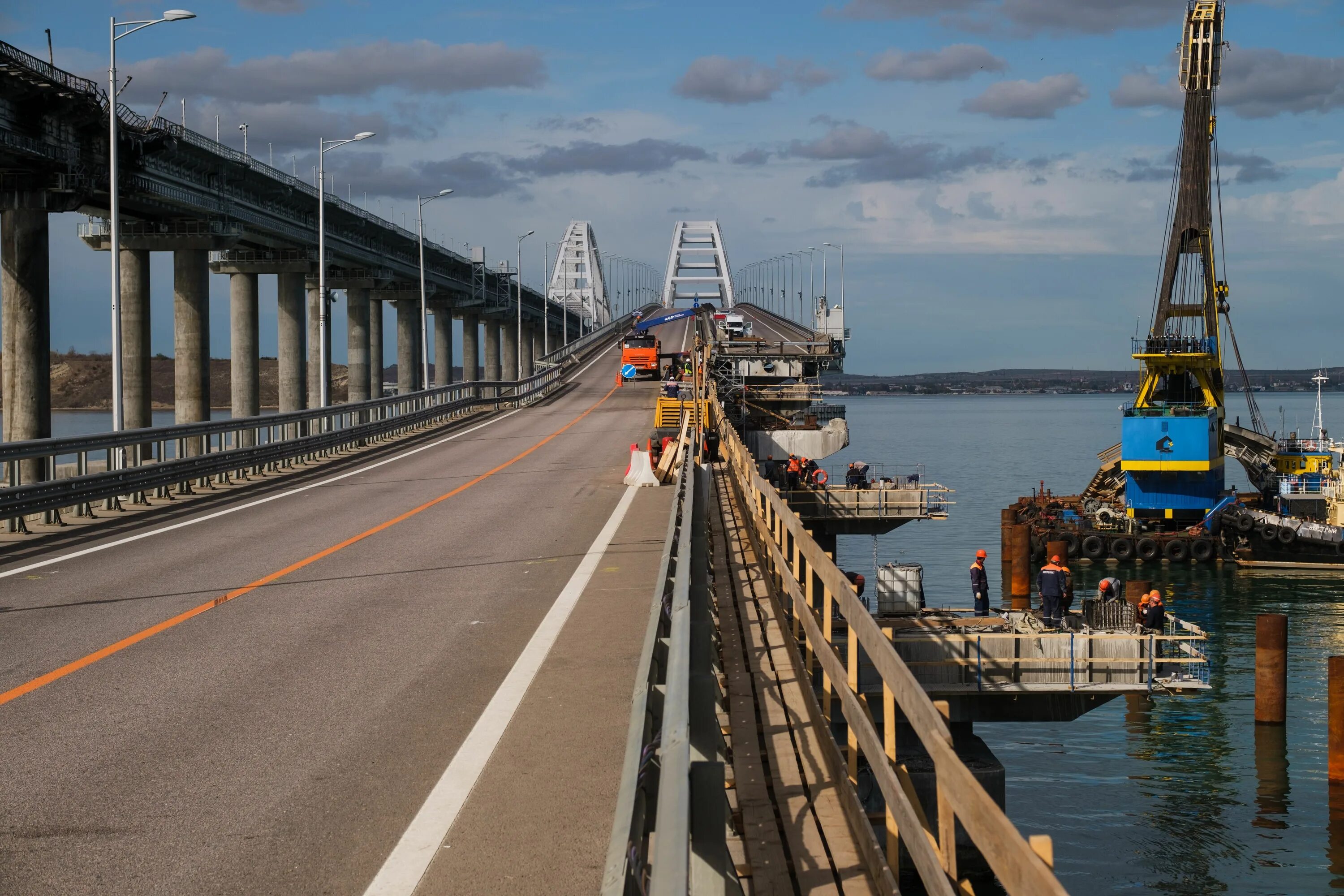 Движение через крымский мост. Крымский мост 2023. Крымский мост сейчас 2022. Мост через Керченский пролив. Крымский мост 2021.