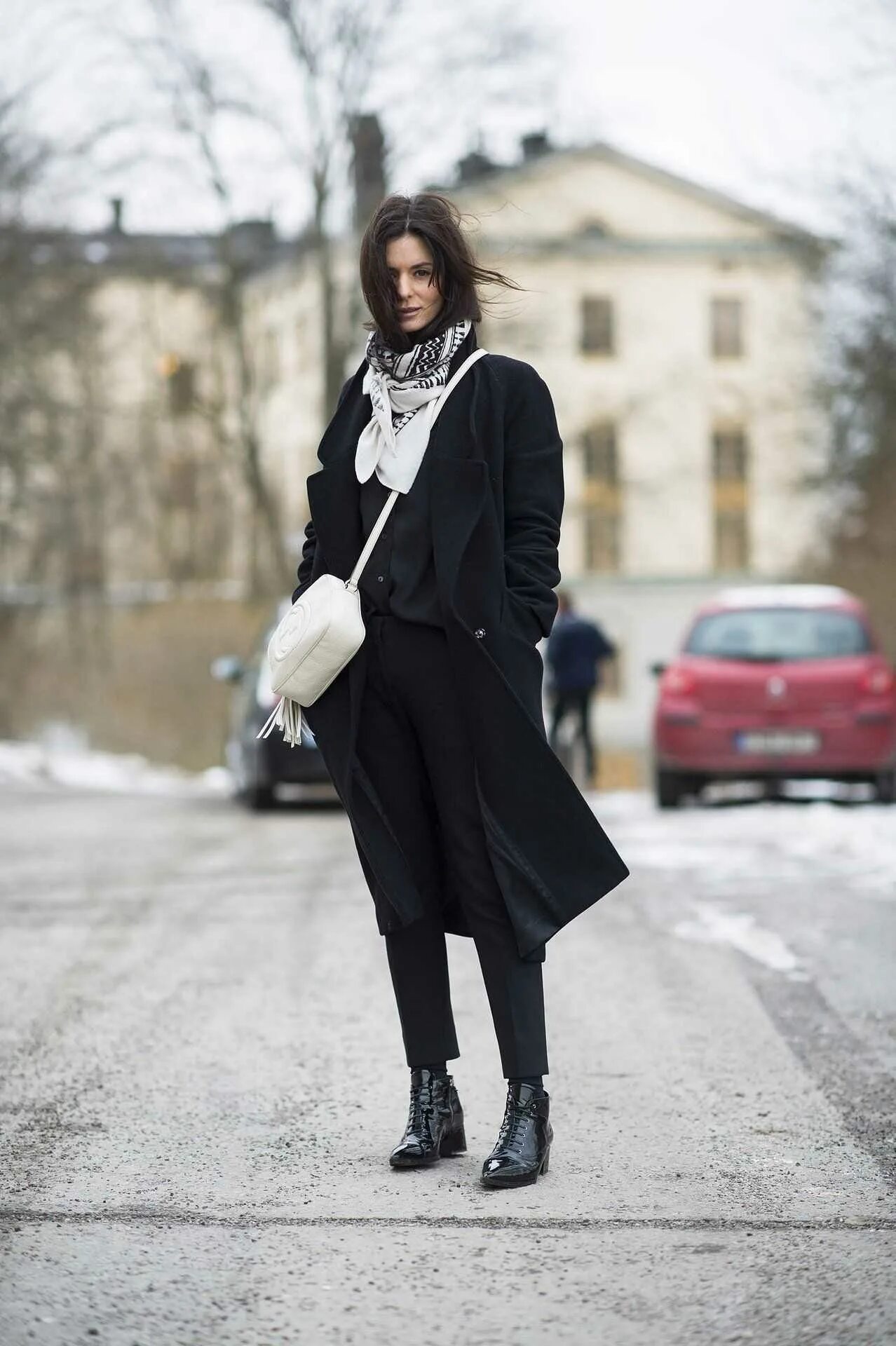 Черное пальто и белые брюки. Образ тотал Блэк. Лук с черным пальто. Образы с черным пальто.