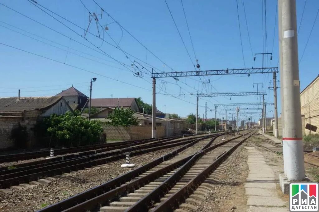 Поезда вокзал хасавюрта. Вокзал города хасавюрт. Жд вокзал хасавюрт. Кизилюрт железнодорожная станция. Жд станция кизилюрт.