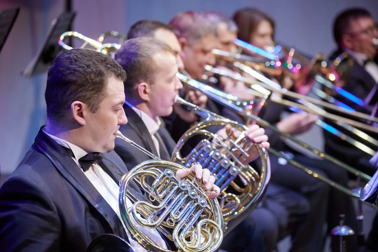 Губернаторский духовой оркестр кузбасса. Поле чудес заставка. Губернаторский духовой оркестр кузбасса. Духовой оркестр. Поле чудес тема музыкальные инструменты букв 6.