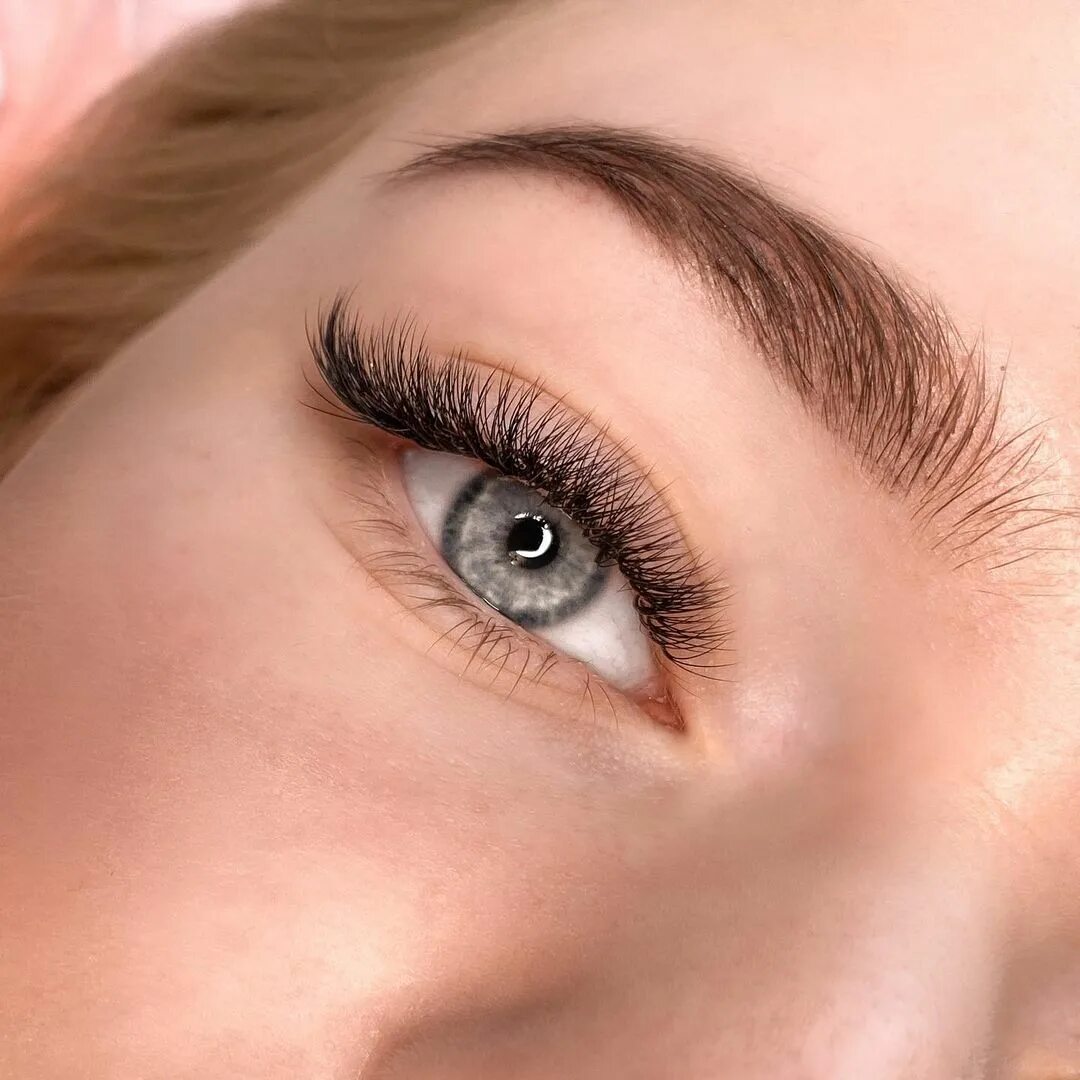 Нарощенные ресницы гусеницы. Наращивание ресниц девяткино. 5. Белые нарощенные ресницы. Наращивание ресниц девяткино.