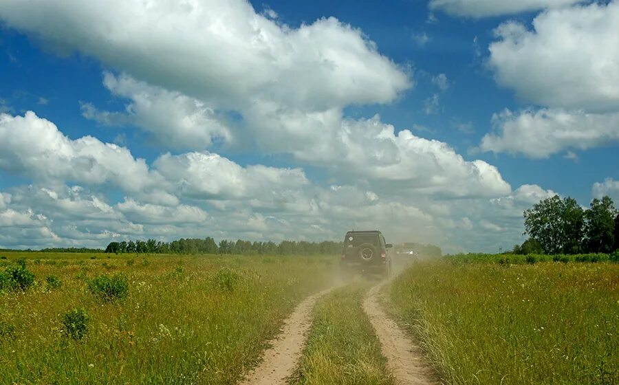 Пыльная дорога. Пыль на дороге. Пыльное лето. Запыленная дорога. Ветер пыль дорог