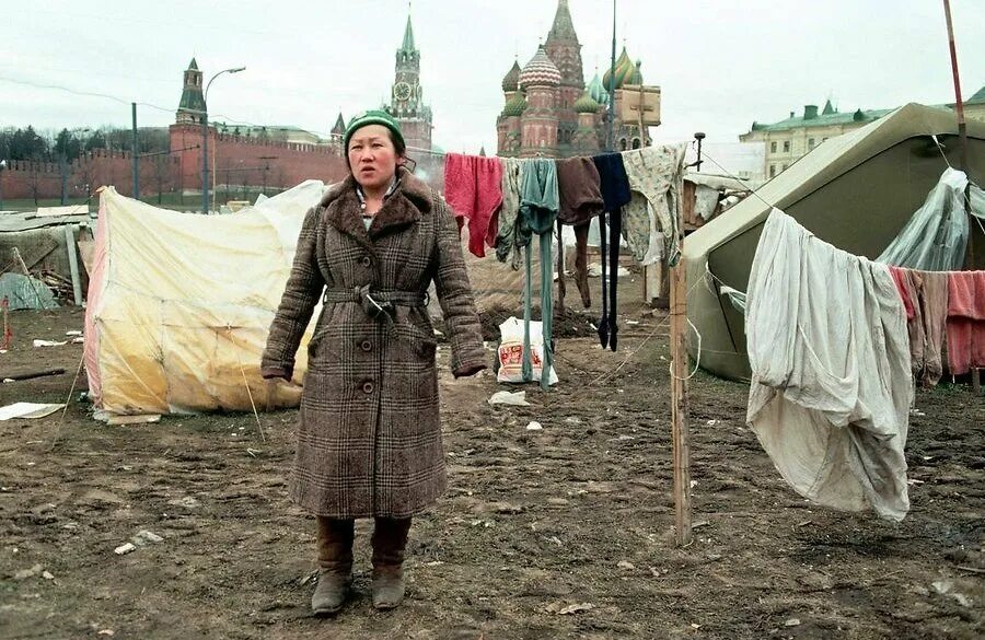 Есть ли жизнь в россии. Палаточный городок у Кремля 1990 год. Палаточный городок в Москве, 1990 год.. Красная площадь 1990-е. Палаточный лагерь на красной площади 90-х.