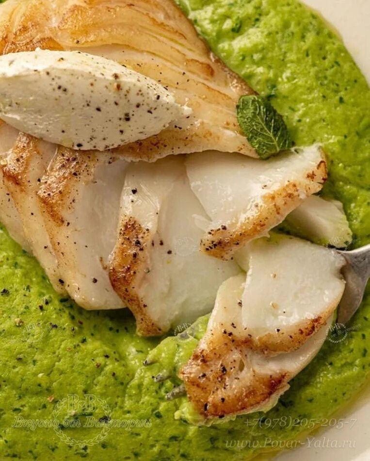 салат с печенью трески и горошком. треска с горошком. блюда из отварной рыбы ресторанная подача. филе дорадо с пюре из сельдерея. треска с горошком.