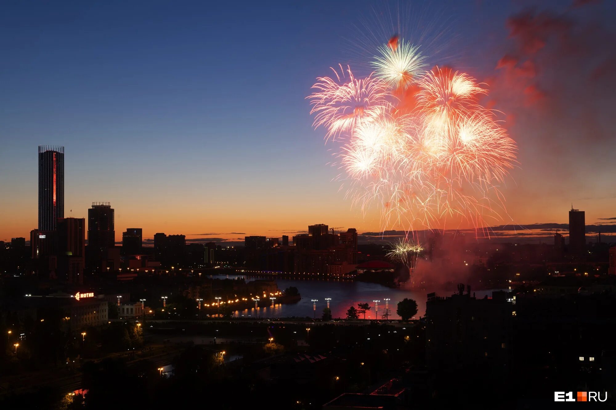 салют 9 мая 1965. 2022. салют днем как выглядит. салют в акватории невы. салют в городе урал екатеринбург.