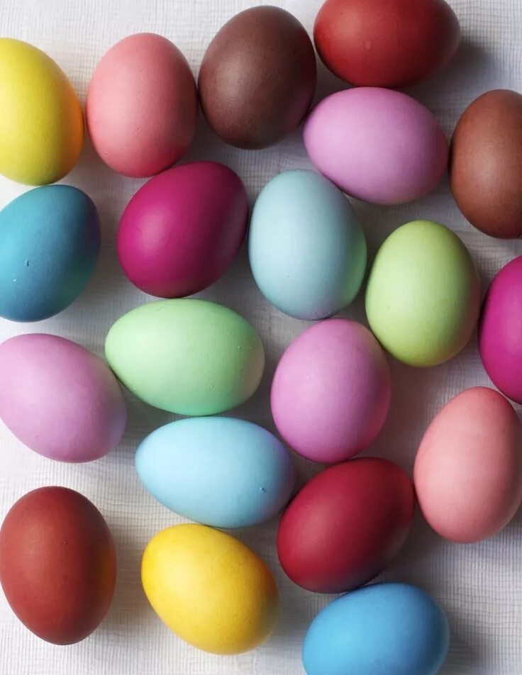 Разноцветные яйца на пасху. Яйца крашенки. Крашеные яйца на Пасху. Разноцветные пасхальные яйца.