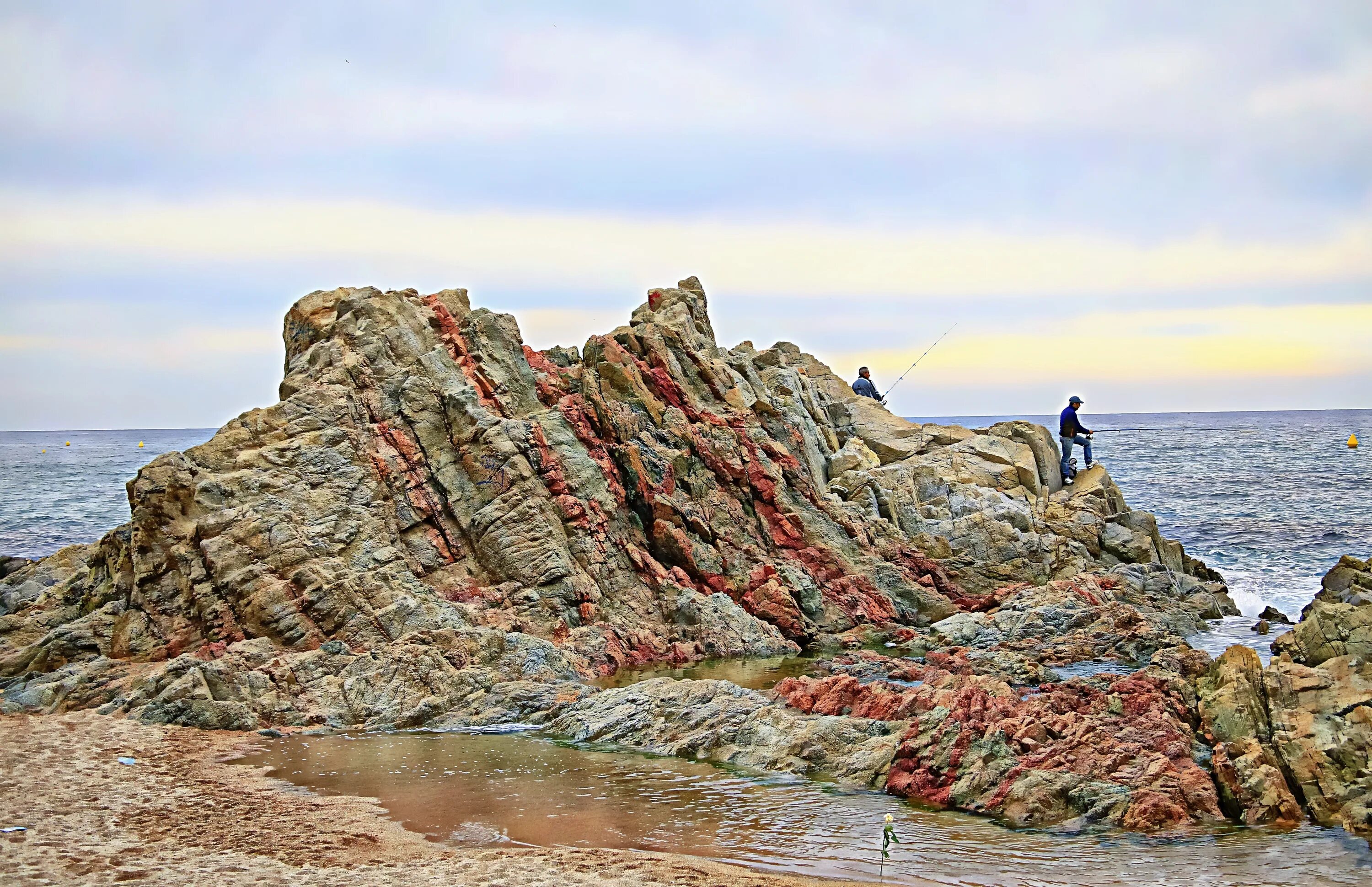 Rock the sea. Приморская местность. Seaside Beach Rocks. Образование полосатых камней на берегу моря. Сосалочка морская Бич.