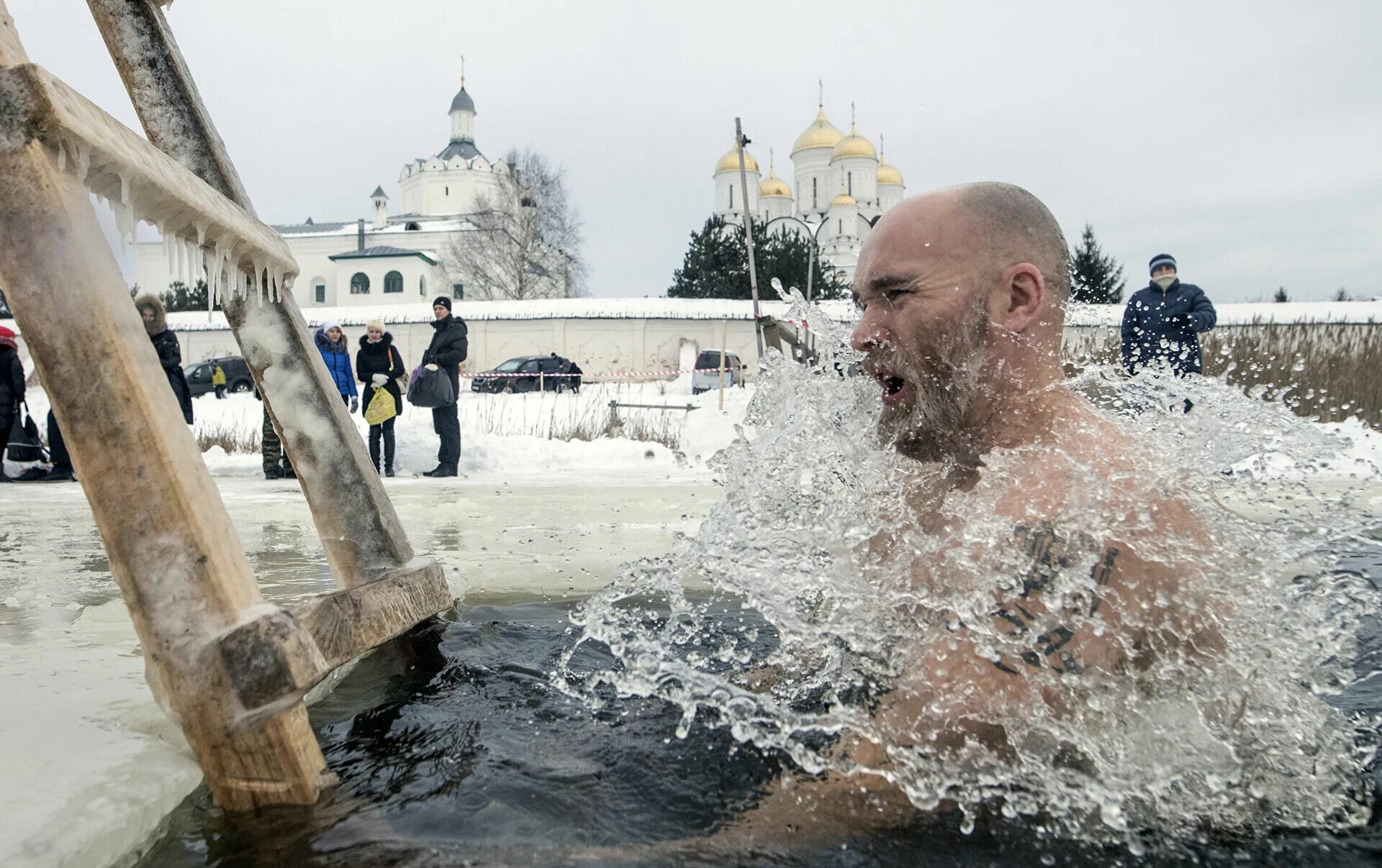 19 января 2015. Водохрещення 2022. Крещенские купания. Крещение прорубь. Купание в крещенские Морозы.