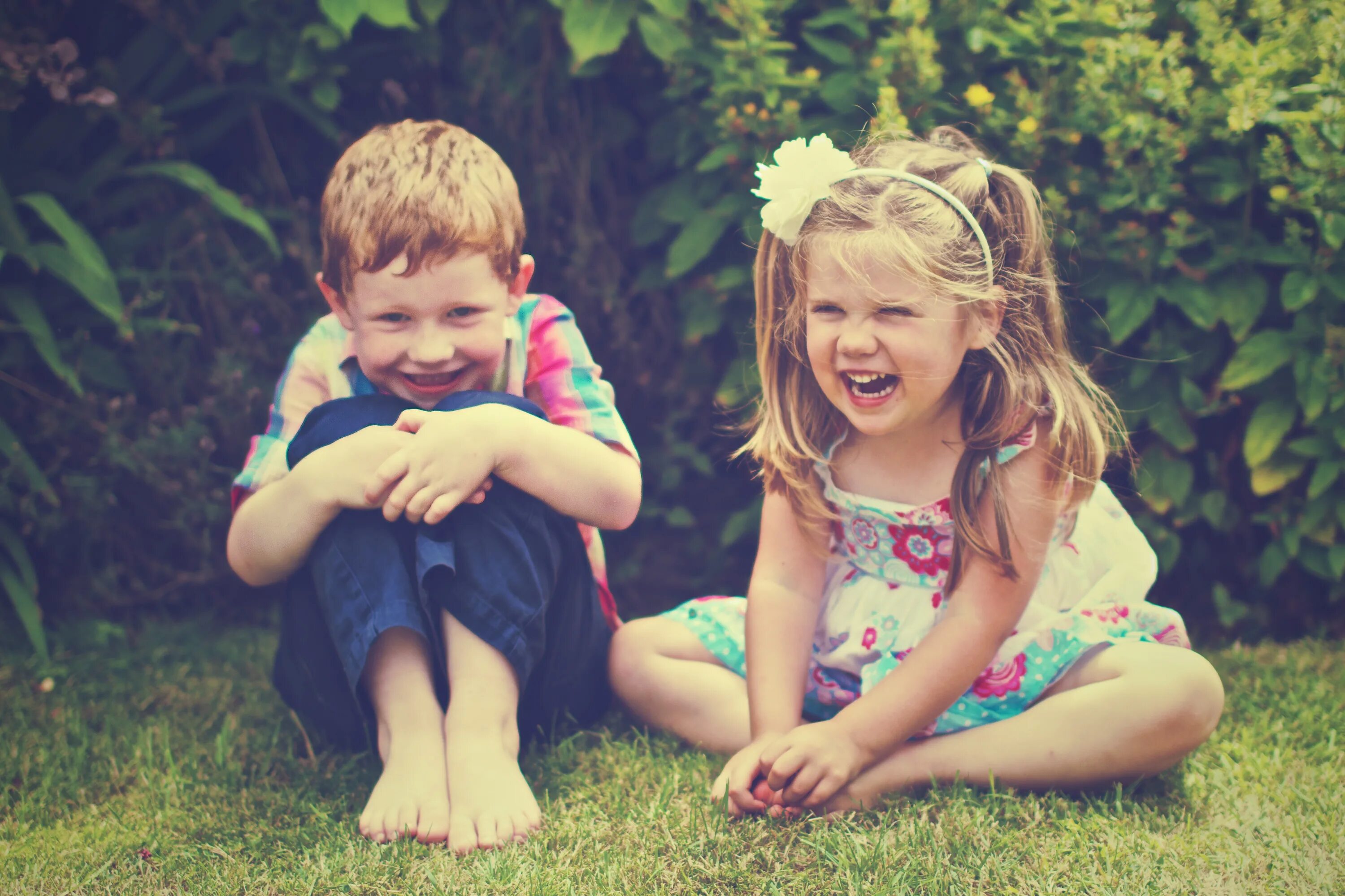 Children laughing. Дети смеются. Мальчик и девочка смеются. Девочка смеется. Веселые дети.