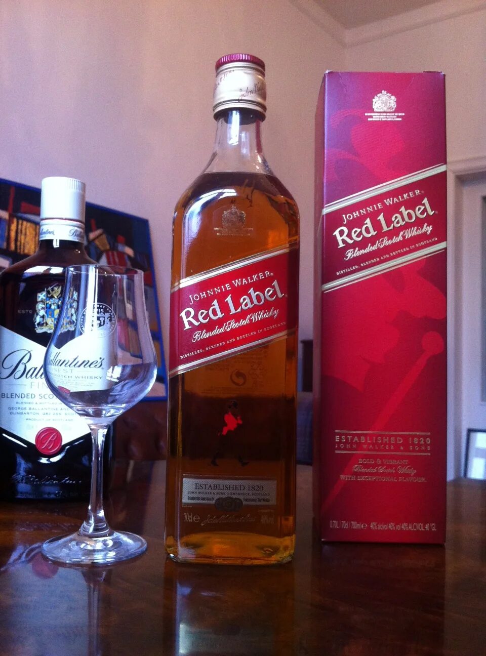 Red label виски красное и белое. Whisky red label на столе. Виски "red label", 1 л. Красно белое виски ред. Красно белое виски ред.