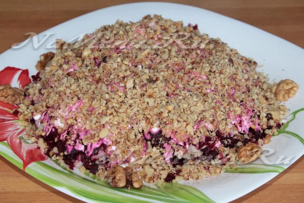 Салат с черносливом и грецким орехом. Салат свеклой курица чернослив грецким орехом. Салат свеклой курица чернослив грецким орехом. Салат курица чернослив грецкий орех яйцо. Салат свеклой курица чернослив грецким орехом.
