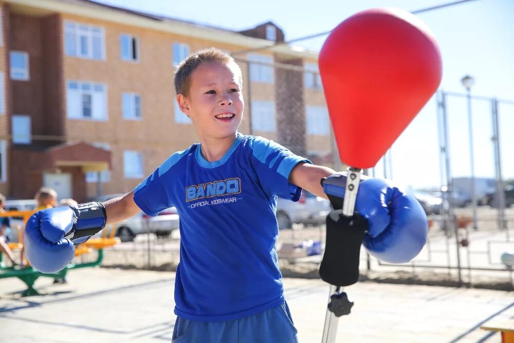 Спортивные секции для детей бокс. Вася ходит в спортивную секцию два раза. Занятия боксом для детей. Набор детей в футбольную секцию. Тхэквондо дети.