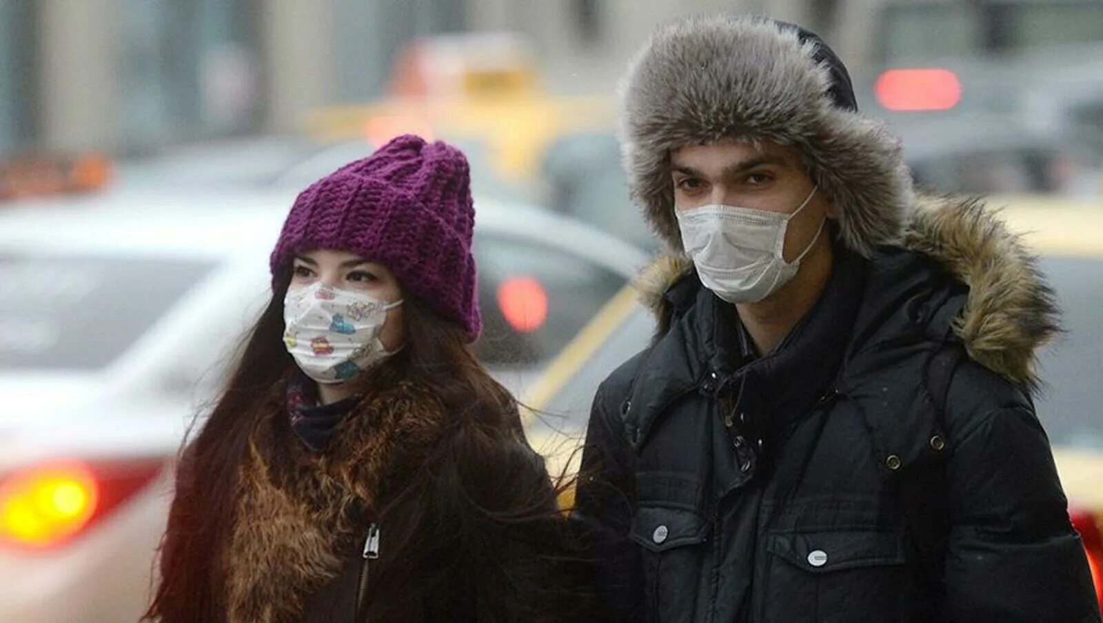 Люди в масках на улице. Люди в масках зима. Люди в масках на улице зимой. Люди в масках на улице зима. Почему нара ходит в маске