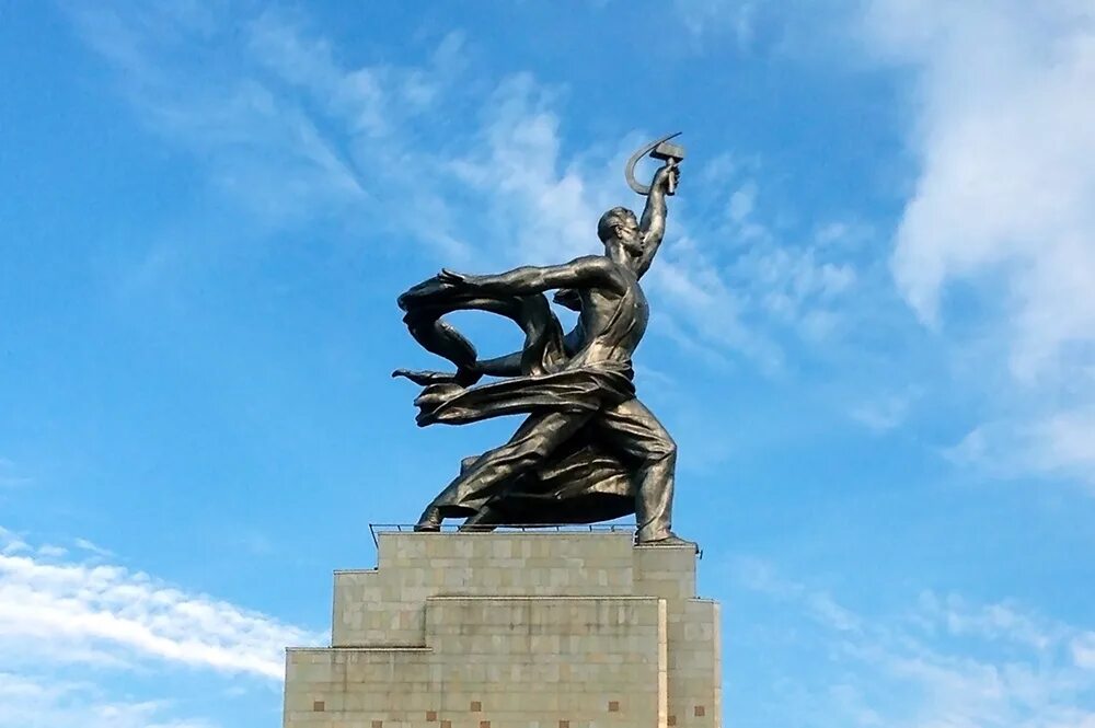 Крыша рабочий и колхозница афиша. Крыша павильона рабочий и колхозница. рабочий и колхозница скульптура. крыша павильона рабочий и колхозница на вднх. концерт на крыше памятника рабочий и колхозница.