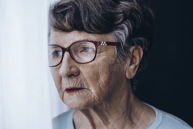 Old man cry. Дед закрыл лицо. Пожилая женщина на кухне. Горе старой женщины. Дразнилка руками у носа.