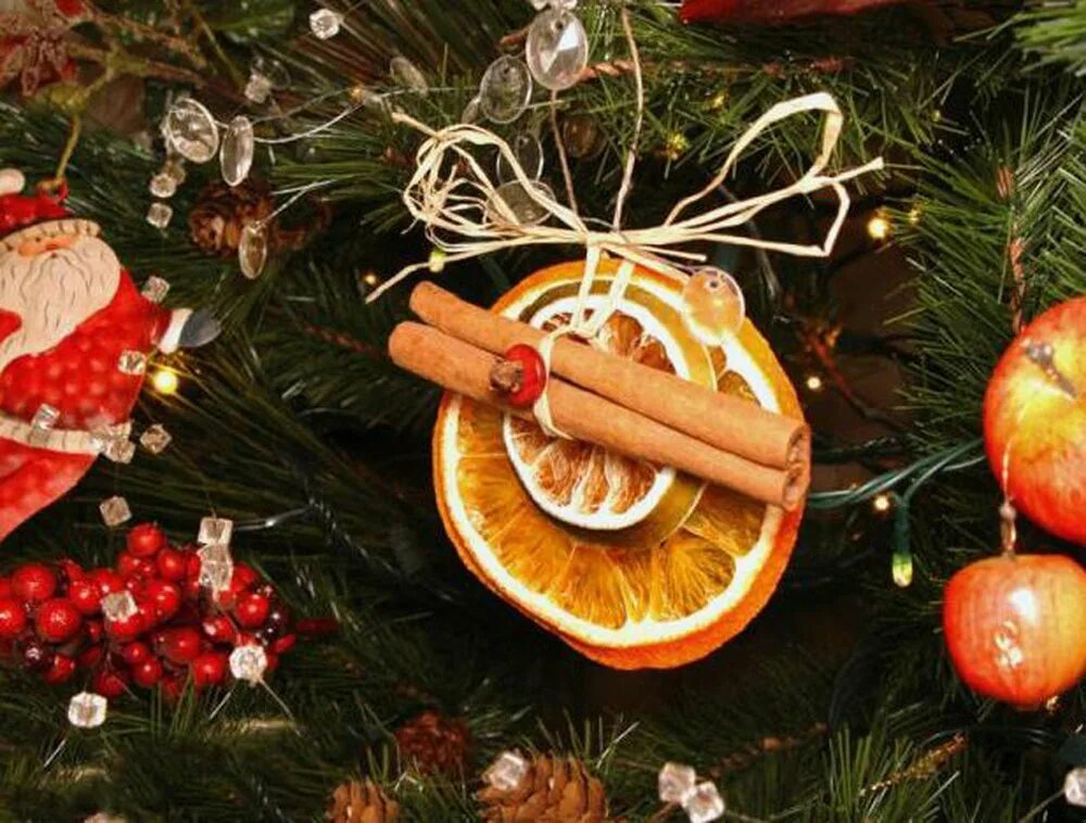 игрушки на елку из цитрусовых. елочные украшения из апельсина. украшение из цитрусовых на елку. украшение на елку из апельсинов. елка украшенная апельсинами.