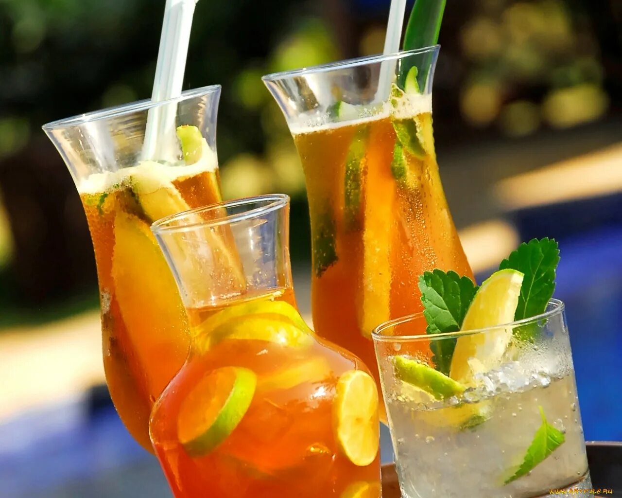 Летние напитки. Летние освежающие коктейли. Охлаждающие напитки для лета. Холодные летние напитки. Мир еды и напитков