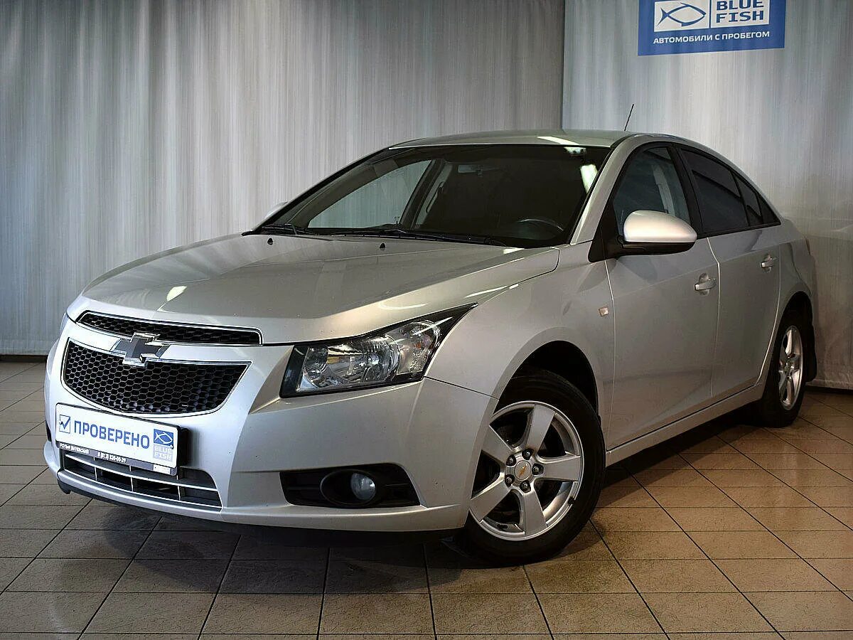 Что такое рестайлинг авто с пробегом. Toyota corolla 2010. Toyota corolla 2012. Шевроле круз 2013 хэтчбек 1. Что такое рестайлинг авто с пробегом.