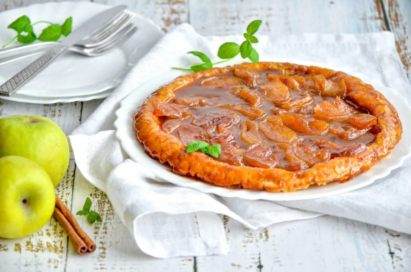 Яблочный торт тарт татен. Пирог перевертыш. Пирог перевертыш со сливами. Тарт татен со сливами. Слоеный пирог перевертыш.