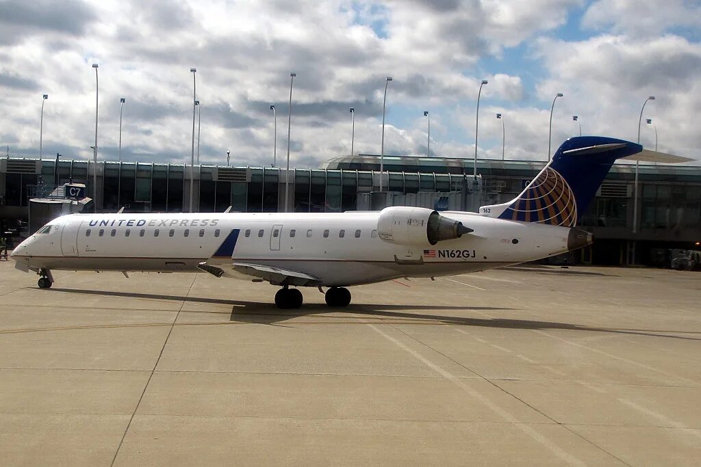 CRJ 550. Самолет бомбардир 550. United Express. GOJET Airlines.