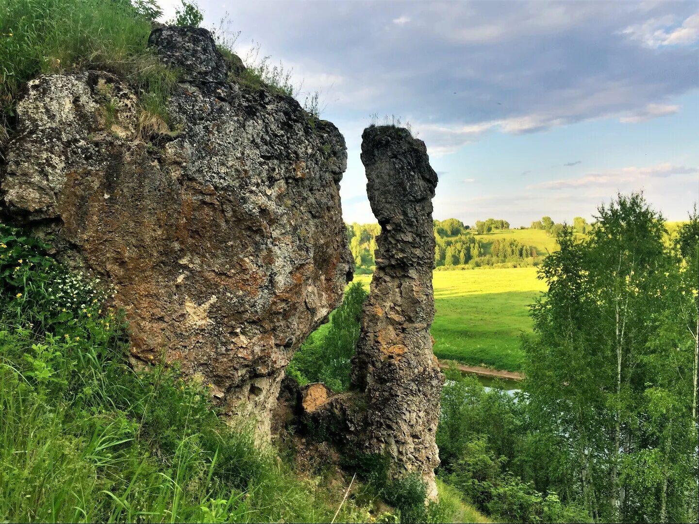 Горы советска. Скала часовой на реке Немда. Река Немда Марий Эл. Советск Кировская область скалы. Заказник "Пижемский"Вятская Швейцария.