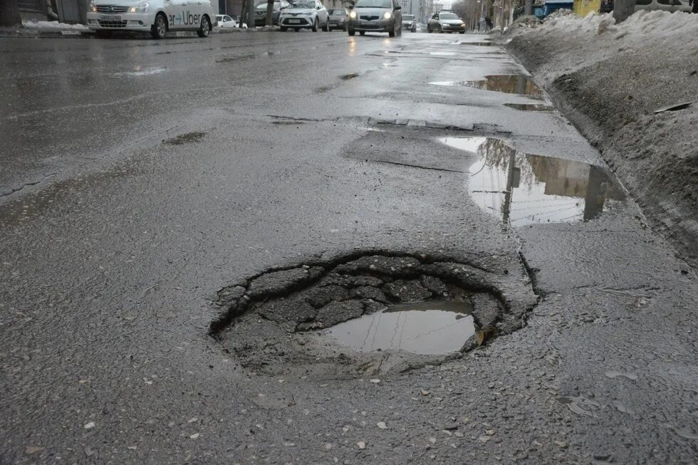 Дыра в асфальте. Саратов дороги. Дыры на дорогах в Саратове. Плохие дороги Саратовской области. Ремонт дорог в саратовской области