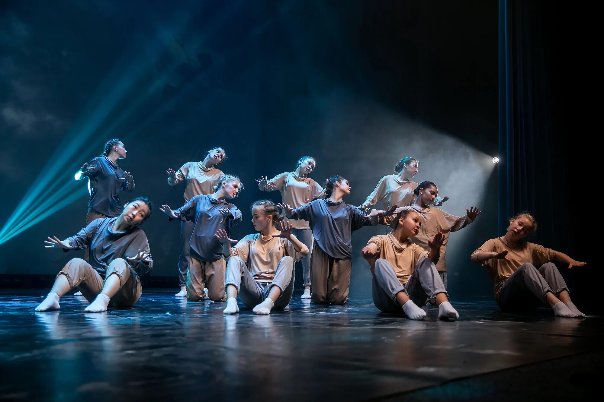 Комбинация по современной хореографии легкое. Танцевальный конкурс. Костюмы для танцевальных коллективов. Конкурс современной хореографии. Конкурс современной хореографии.