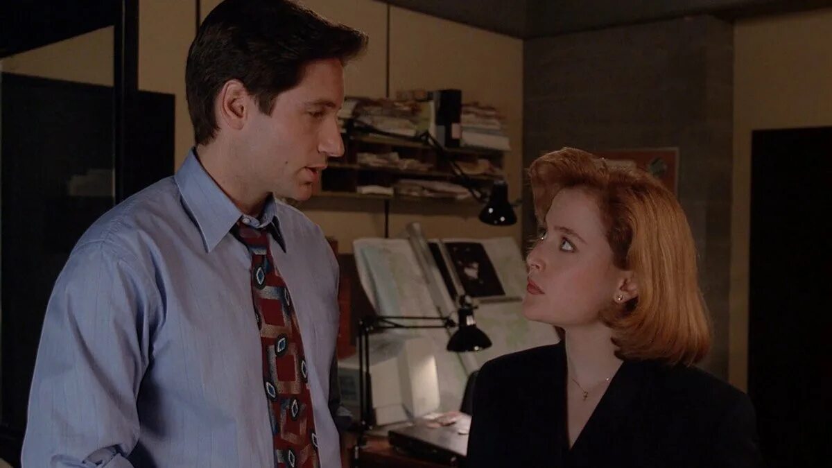 Малдер и скалли. Фокс малдер fbi. Фокс малдер похитили. Агент малдер и скалли. Агент скалли.